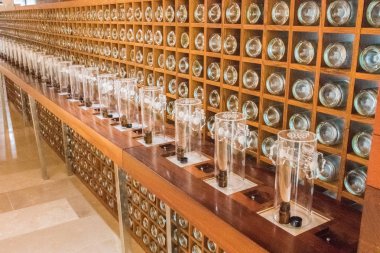 ortaçağ mahzeninde şarap şişesi raf