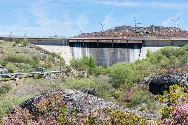 Barragem de água no vale da montanha em Portugal — Fotografia de Stock