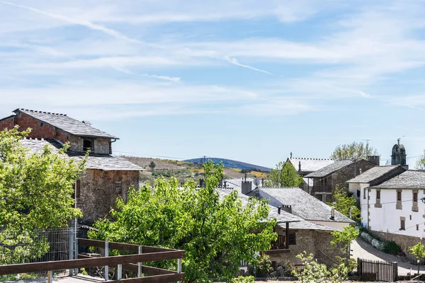 Stenen huizen in bergdorp op zonnige dag — Stockfoto