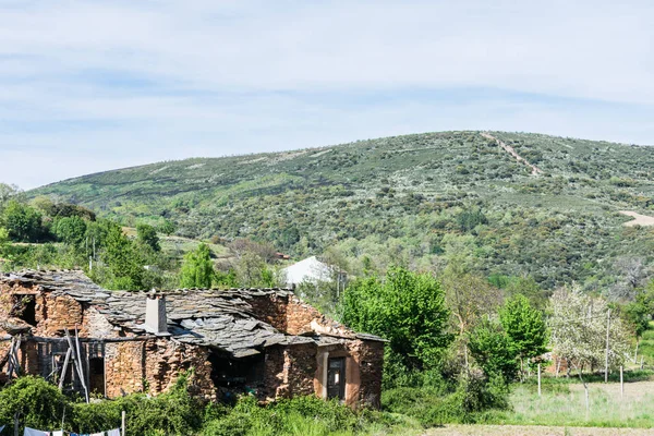Stenen huizen in bergdorp op zonnige dag — Stockfoto
