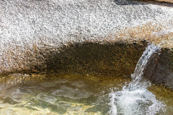 taşlar arasında dağ nehri şelale