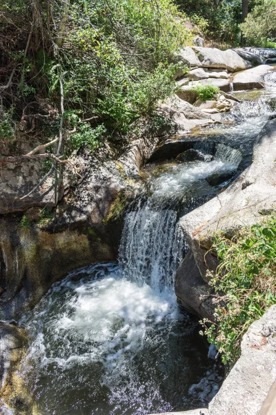 Montagne rivière cascade entre les pierres — Photo