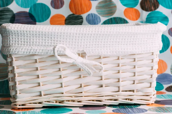 Cesta de mimbre blanca vacía con interior de tela blanca — Foto de Stock