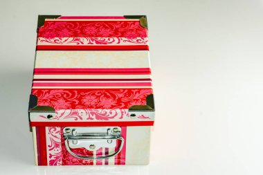 beyaz arka plan üzerinde boş kırmızı karton kutu