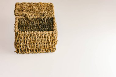 beyaz zemin üzerinde kahverengi hasır sepet