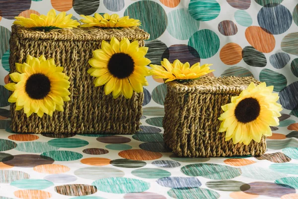 Canastas de mimbre marrón decoradas con flores amarillas —  Fotos de Stock