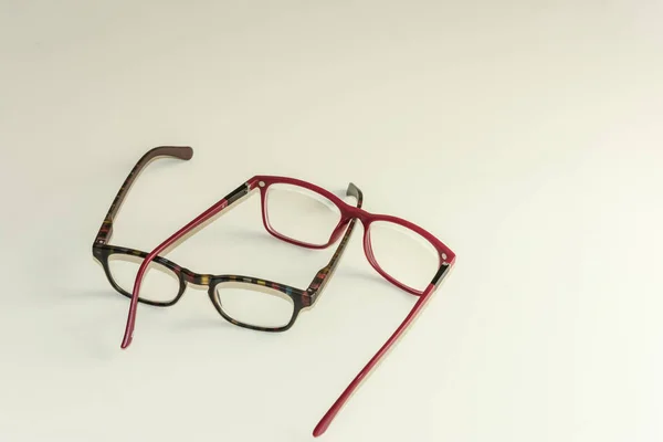 Čtení brýlí na pozadí s bílým pozadím — Stock fotografie