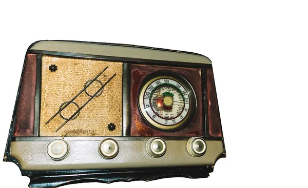 Oude radio met knoppen en wijzerplaat op witte achtergrond — Stockfoto