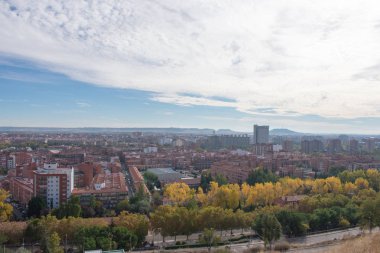 Yakındaki bir tepenin tepesinden İspanya'da Valladolid şehrinin panoramik görünümü