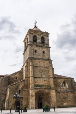 Palencia'daki Aguilar de Campoo'daki Üniversite Kilisesi'nin görünümü