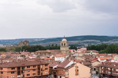 Palencia dağ kasabası Aguilar de Campoo panoramik görünümü
