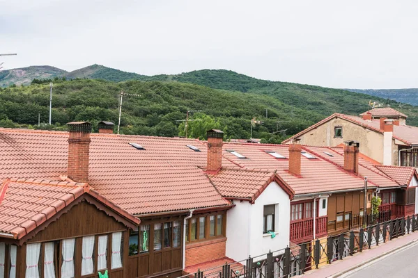 dağ köyü ile ahşap köy evleri satır