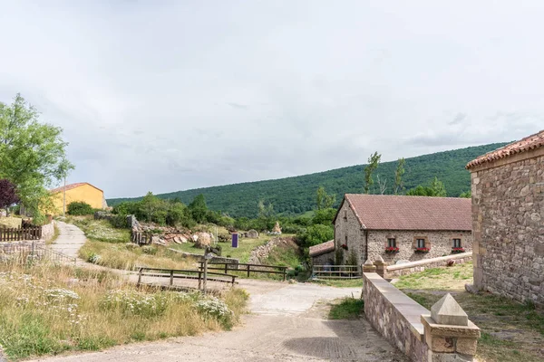 Улица горной деревни в Испании с каменными домами — стоковое фото