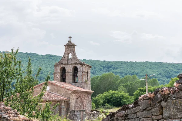 Campanario de la iglesia medieval de piedra del pueblo de Salcedillo en Palencia — Foto de Stock