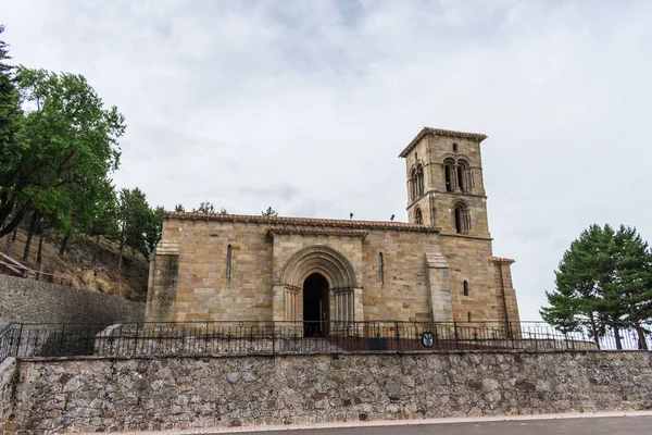 Iglesia medieval de piedra Santa Maria la real de Aguilar de Campoo — Foto de Stock