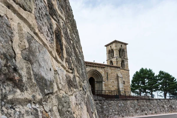 Iglesia medieval de piedra Santa Maria la real de Aguilar de Campoo — Foto de Stock