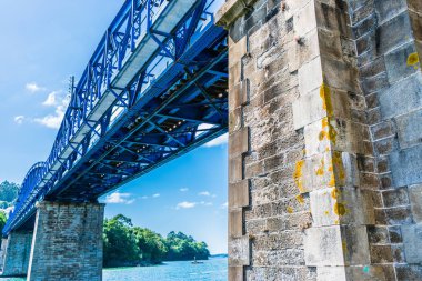 körfezin diğer tarafına deniz geçiş demiryolu için demir köprü