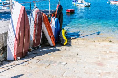 suda tekneler ile denizde iskele tarafından bekleyen tekneler