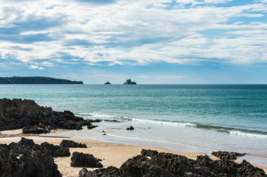 kayalıklar arasında kayalar ve kum ile plaj görünümü