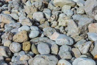 gri renklerde plajda yığılmış kayaların doku