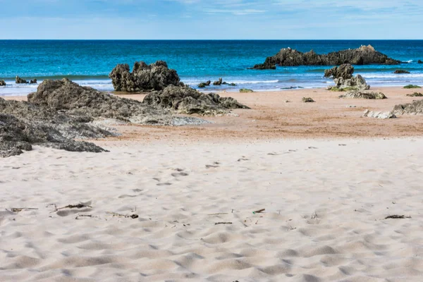 Blick auf den Strand mit Felsen und Sand zwischen Klippen — Stockfoto