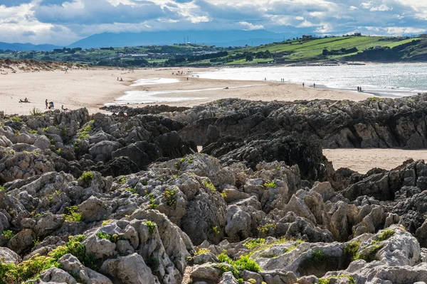 Vista de la playa con rocas y arena entre acantilados — Foto de Stock