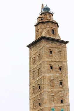 La Coruna, İspanya - 24 Ağustos 2019: Bulutlu gökyüzüne sahip Herkül Roma deniz feneri Kulesi