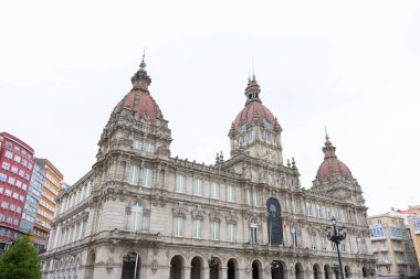La Coruna, İspanya - 14 Ağustos 2019: belediye binasının yan cephesi