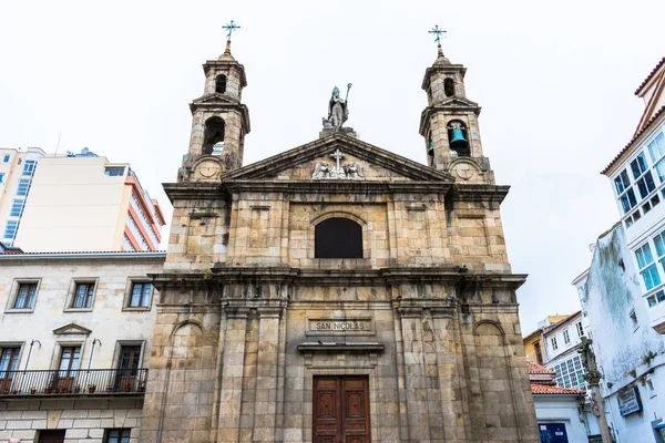 La Coruña, ESPAÑA - 14 de agosto de 2019: frente a la iglesia de San Nicol — Foto de Stock
