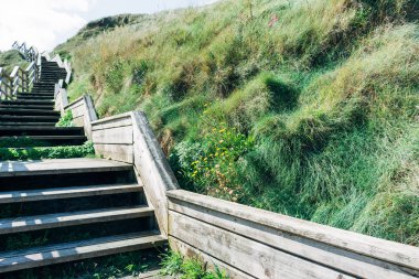 Uçurumun kenarındaki tahta merdiven.