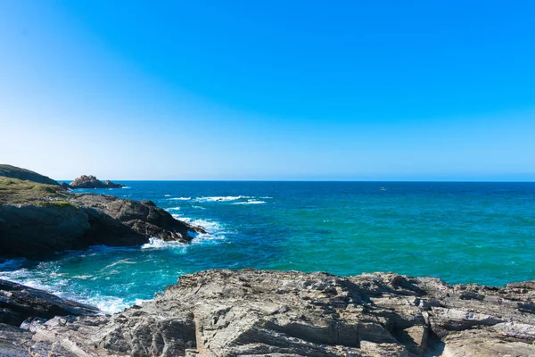 Acantilado con rocas en la costa española del Océano Atlántico — Foto de Stock