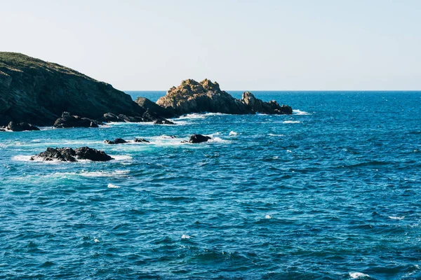 Klippe mit Felsen an der spanischen Atlantikküste — Stockfoto