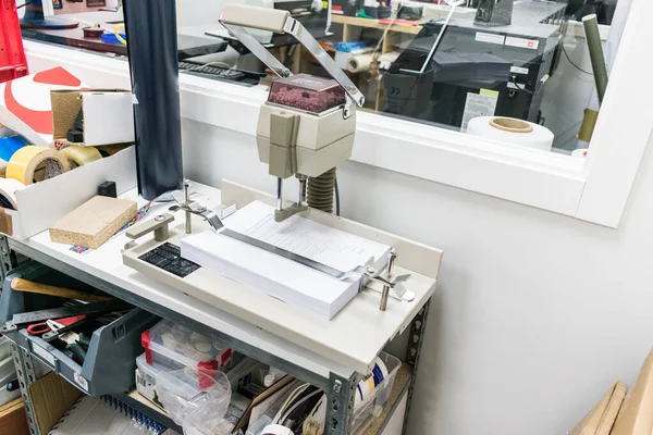 Detalle de primer plano del mecanismo de la máquina perforadora de papel —  Fotos de Stock