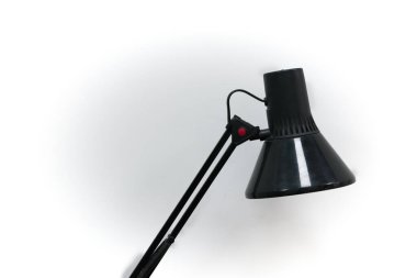 Beyaz duvarda siyah bir masa lambası