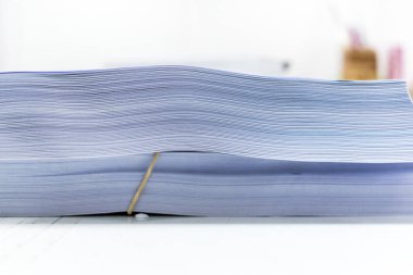 Beyaz çalışma masasına istiflenmiş A4 kağıt kağıtları