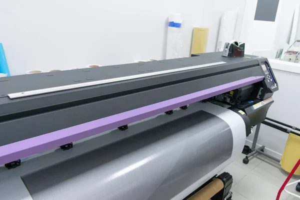 Detalle de trabajo de plotter de impresión de vinilo — Foto de Stock