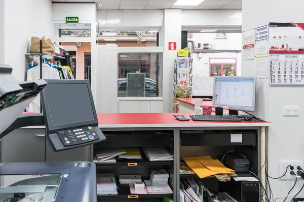 Vista da loja de fotocópias com máquinas de trabalho — Fotografia de Stock