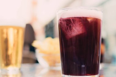 Kırmızı soda ve buzla bardakta iştah açıcı içki.