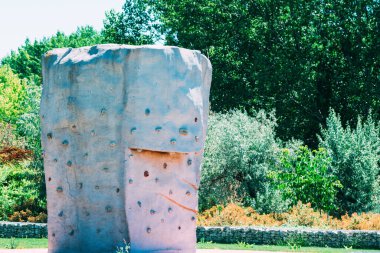 Parkta boş bir tırmanma duvarı.