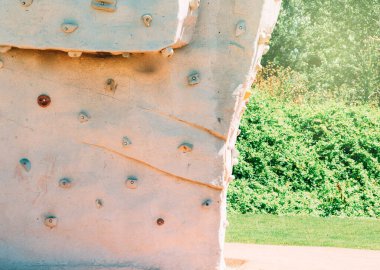 Parkta boş bir tırmanma duvarı.