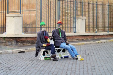 iki oturan adam yüzler (şaka olmadan)