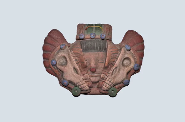 孤立した古いと古代南アメリカのマスク — ストック写真