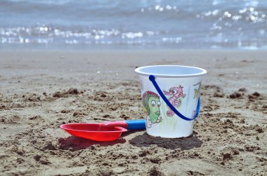 kova görünümünü kapatın ve bir plaj Bahçesi kürek