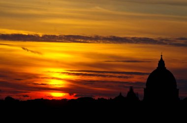 Roma panoramik görünümü'nde güzel turuncu günbatımı