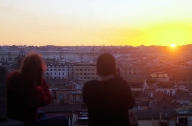 iki kişi günbatımı fotoğraf çekimi