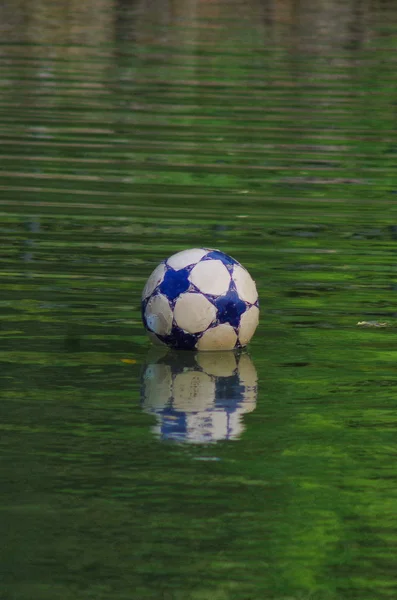 Ballon Football Flottant Dans Eau Une Rivière Photo De Stock