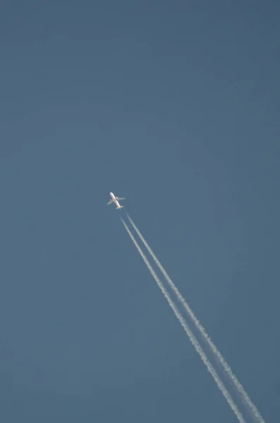天空中的飞机轨迹 — 图库照片