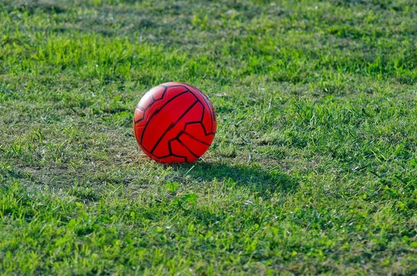 Ballon Football Rouge Dans Sol Images De Stock Libres De Droits