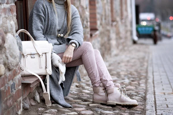 Junge Frau im warmen Pullover und mit trendiger weißer Tasche auf der Straße, Draufsicht, Detail — Stockfoto