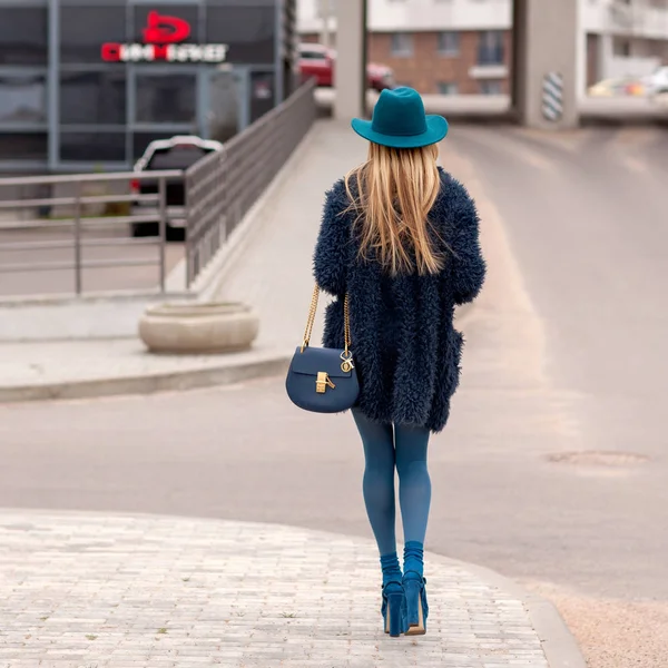 Calle Estilo Brillante Una Joven Con Abrigo Piel Azul Sombrero —  Fotos de Stock